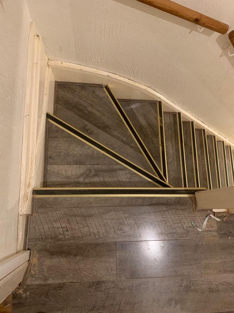 Winder staircase fitted with wood-effect flooring
